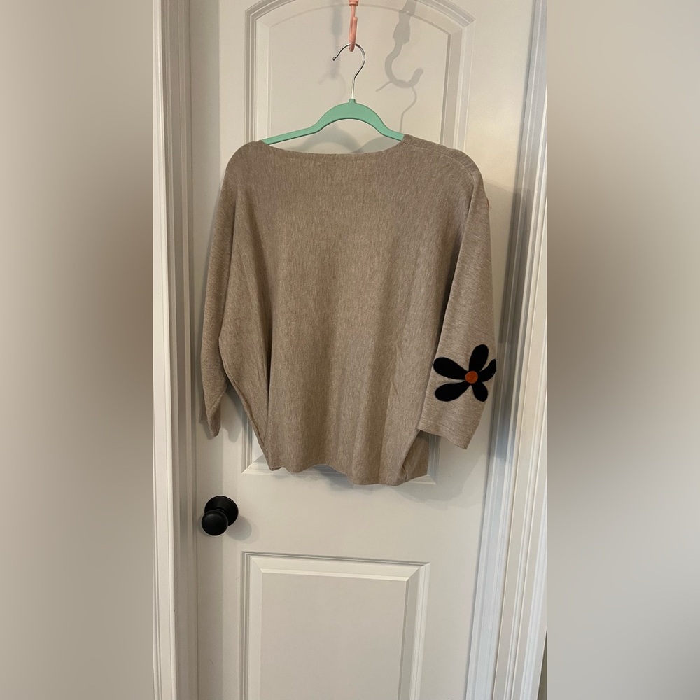 Aeda Tan Sweater with Floral Design - Picture 5 of 6